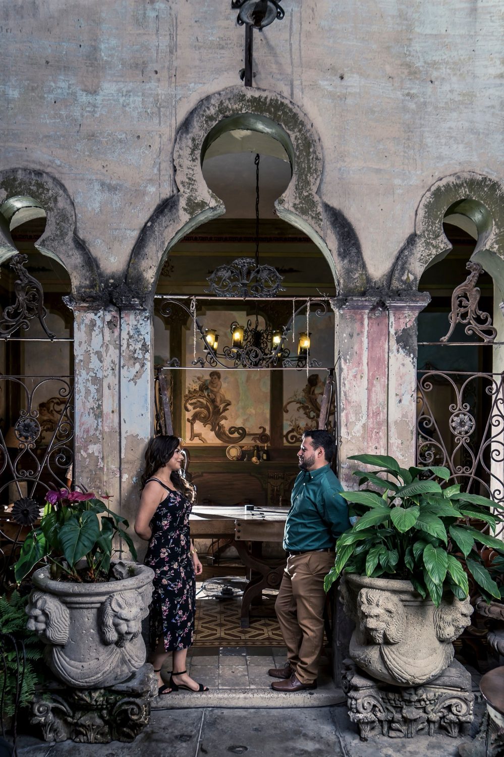 La pareja conversando entre las plantas