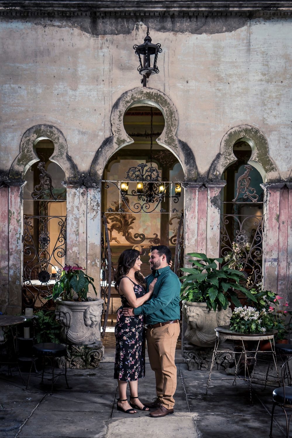 Valentina y Mateo abrazados en un patio colonial