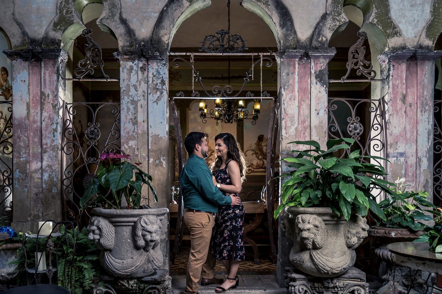 La pareja bajo los arcos