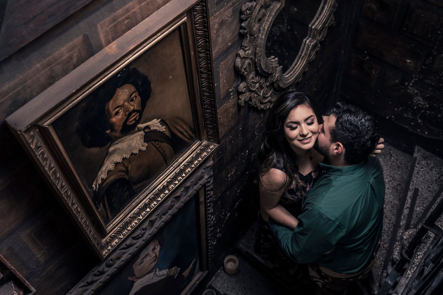 Un beso frente a un cuadro antiguo
